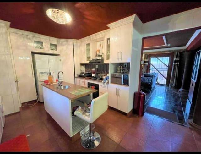 5 BEDROOM HOUSE FOR SALE IN ZAKARIYYA PARK